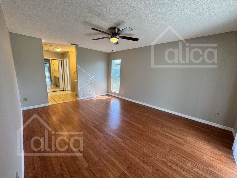 1147 Manitoba St - Photo 3 of 17