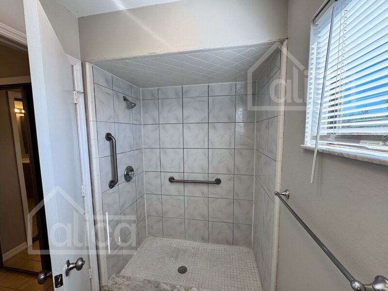 1147 Manitoba St - Photo 5 of 17