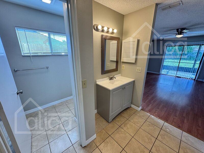 1147 Manitoba St - Photo 7 of 17