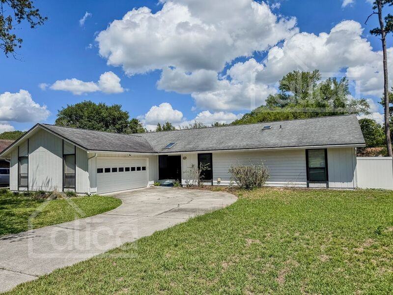 1959 Sussex Dr N - Photo 3 of 30
