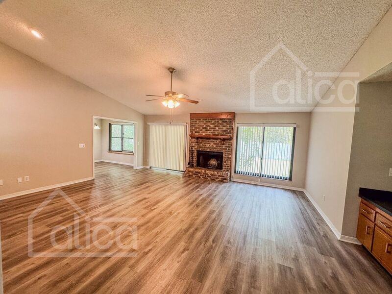 1959 Sussex Dr N - Photo 4 of 30