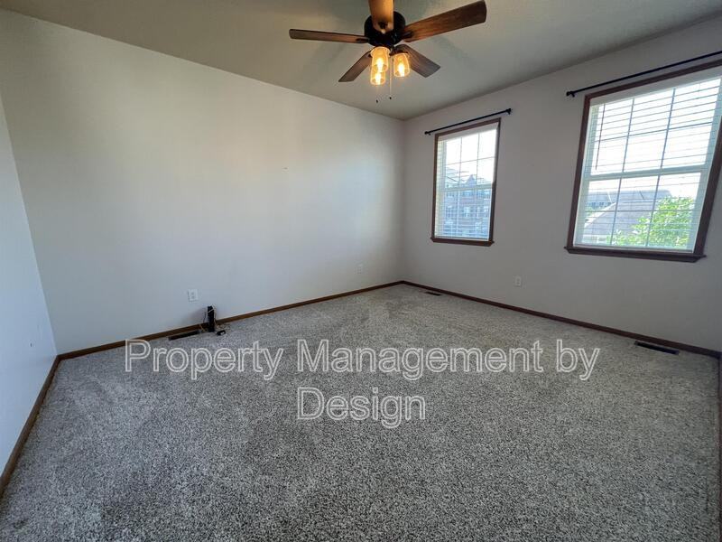 1005 Ne Kamies Ln - Photo 2 of 10