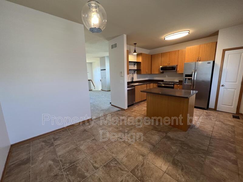 1005 Ne Kamies Ln - Photo 4 of 10