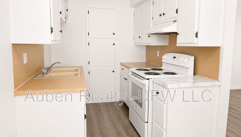 1910 N Alexander St - Photo 4 of 10