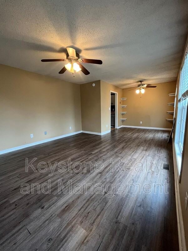 404 Sideline Dr - Photo 2 of 14