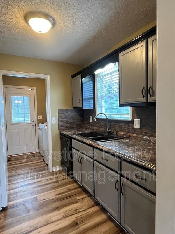404 Sideline Dr - Photo 3 of 14