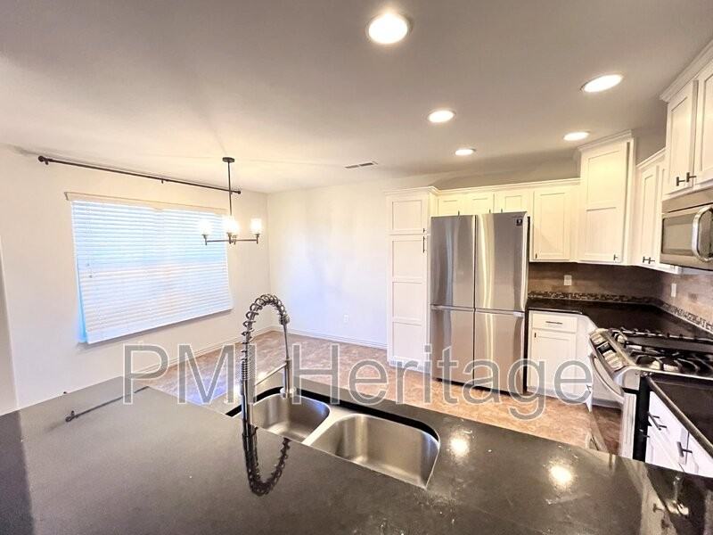 206 Peyton St - Photo 7 of 32