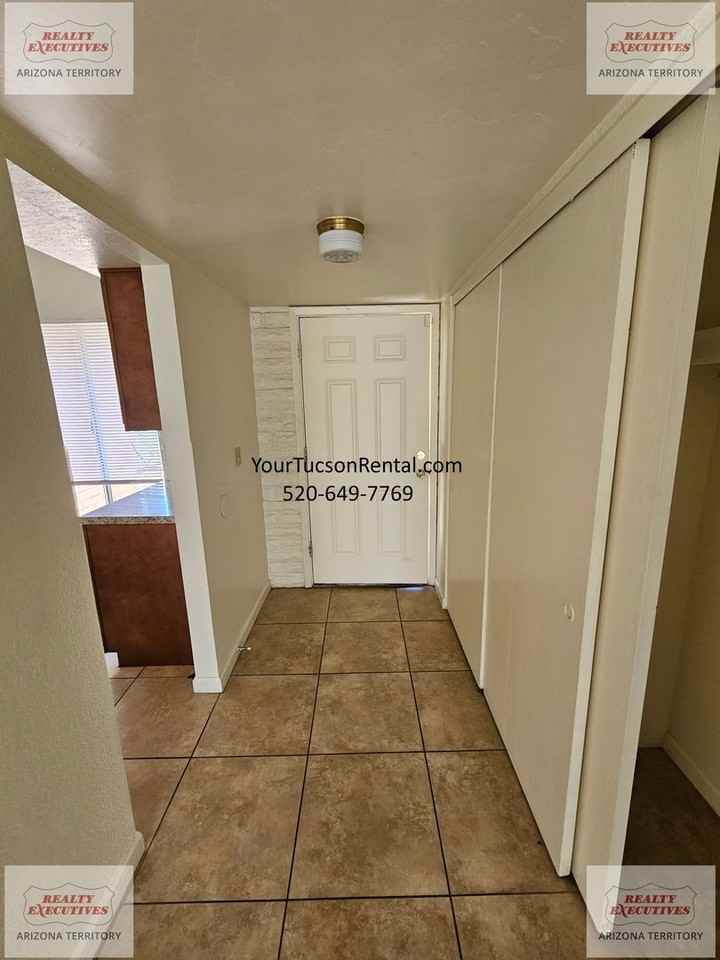 2743 W Sheryl Dr - Photo 4 of 18