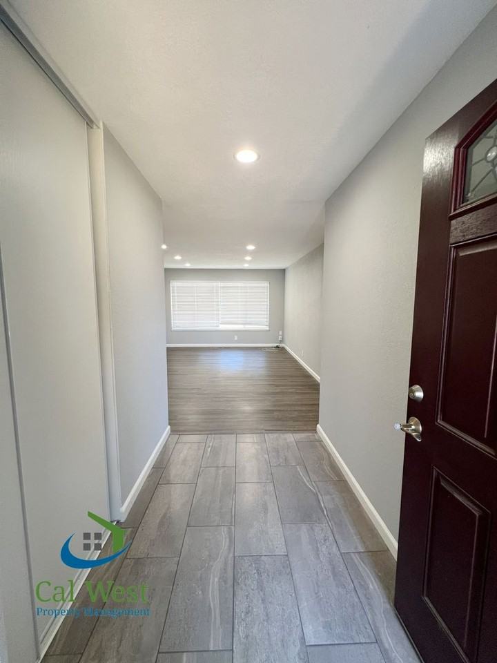 1567 Oriole Ave - Photo 2 of 27
