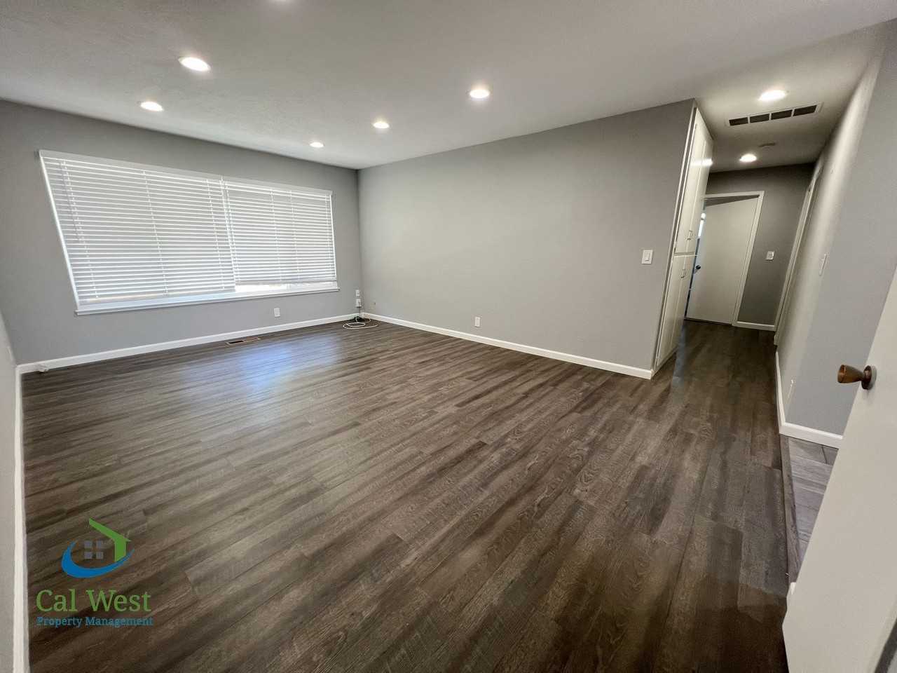 1567 Oriole Ave - Photo 3 of 27