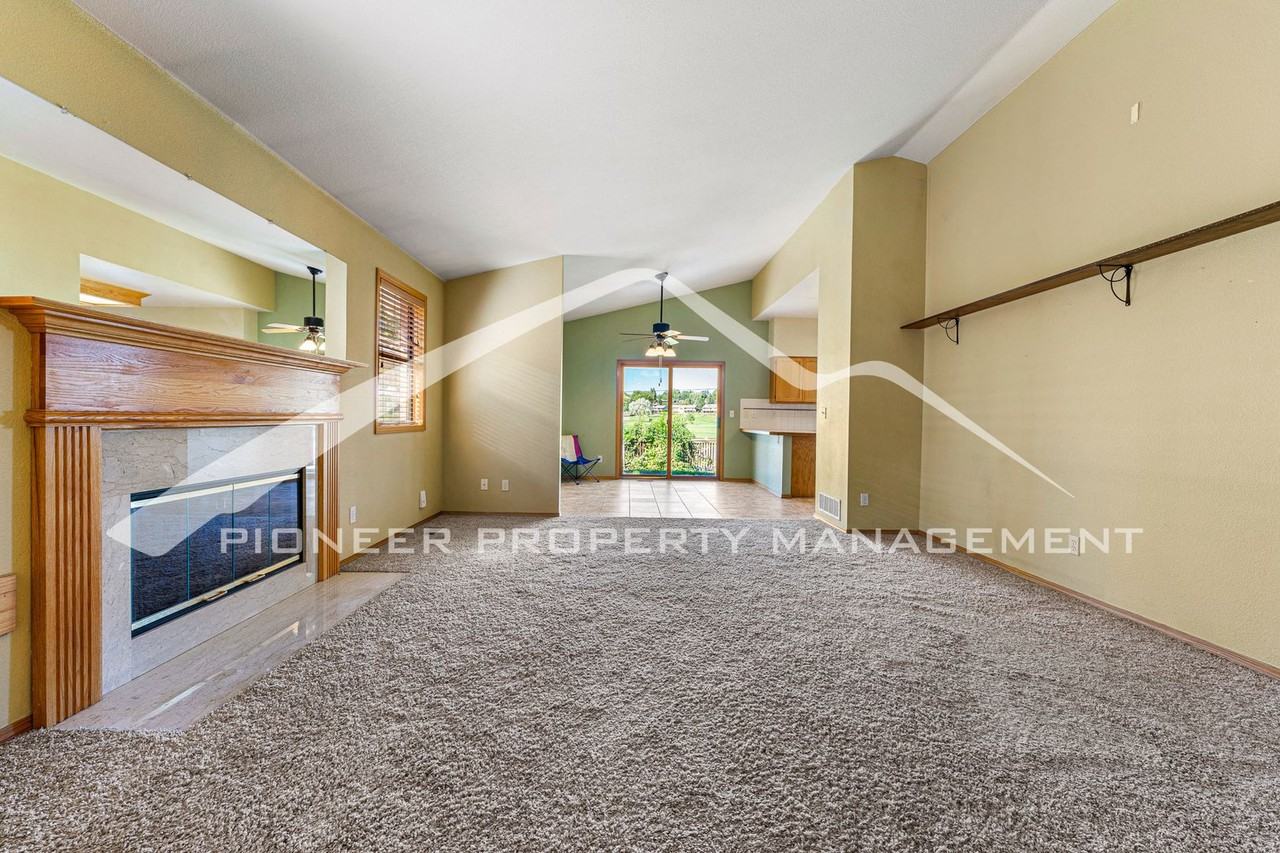 2924 Troxell Ave - Photo 5 of 25