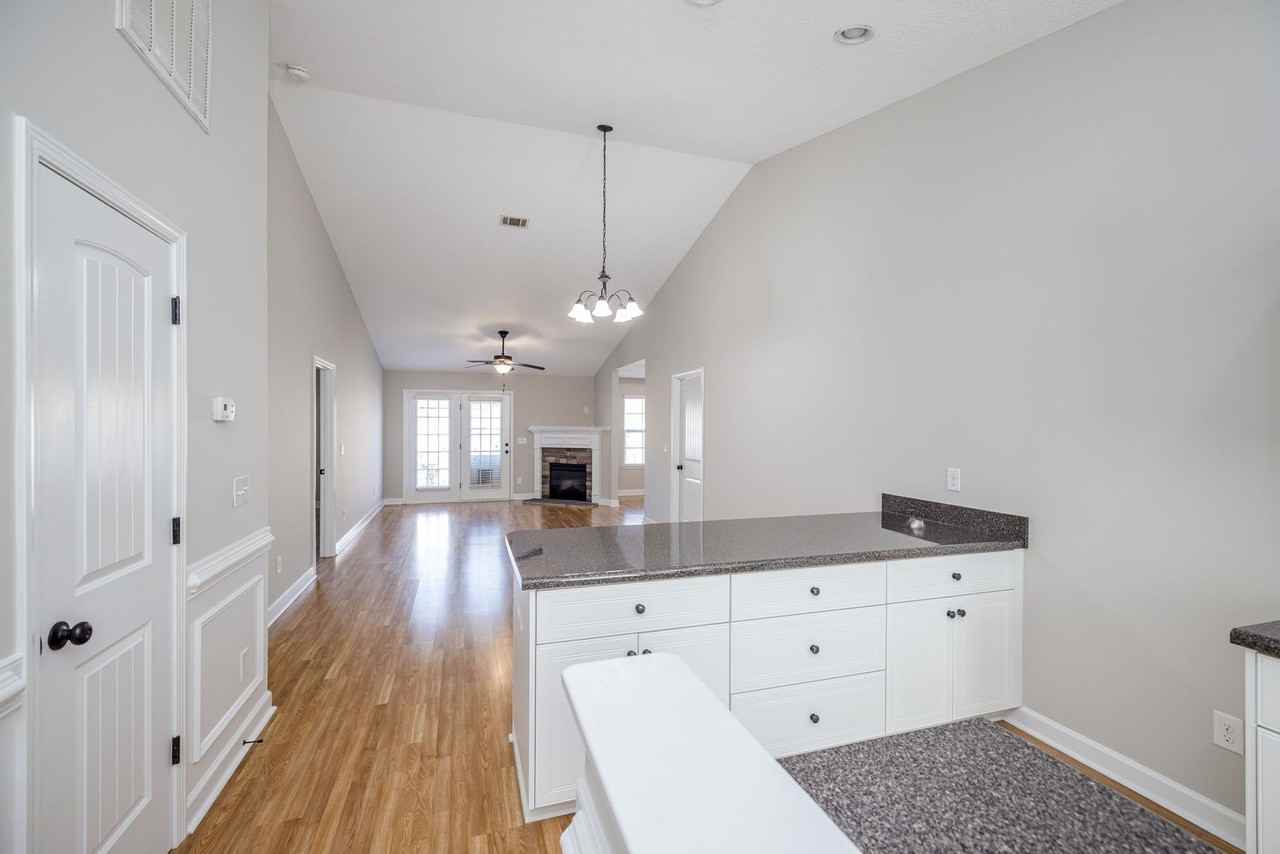 304 York Ln - Photo 4 of 36