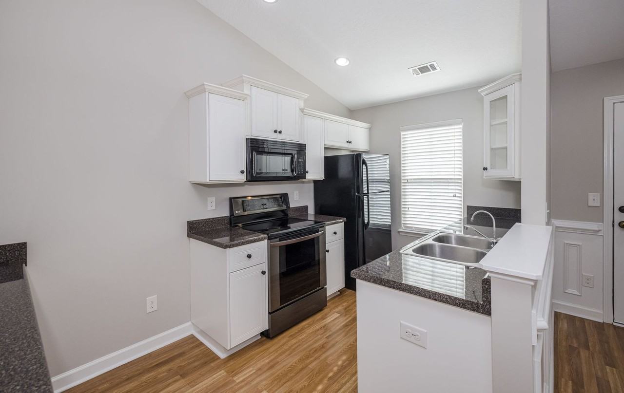 304 York Ln - Photo 5 of 36
