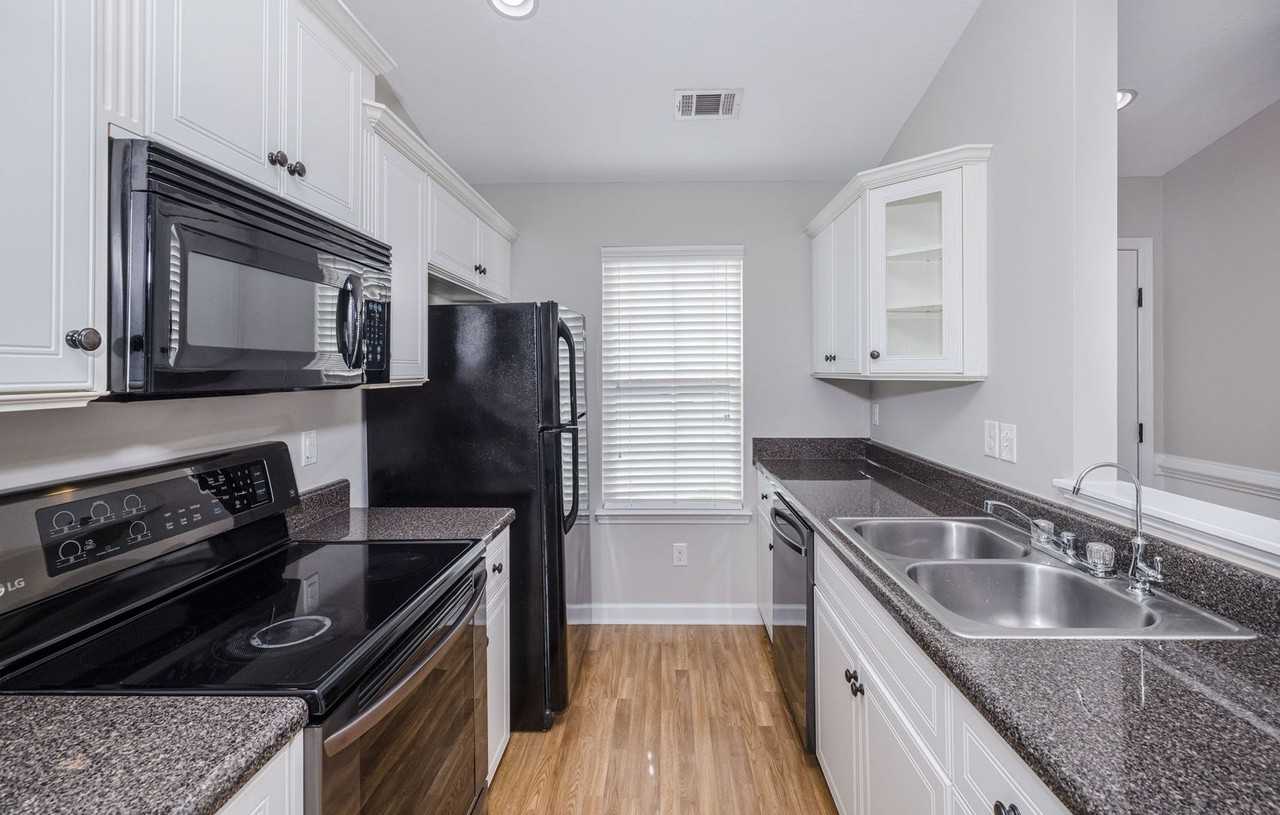 304 York Ln - Photo 6 of 36
