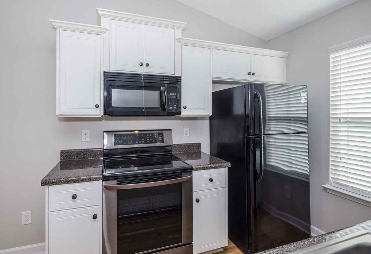 304 York Ln - Photo 7 of 36