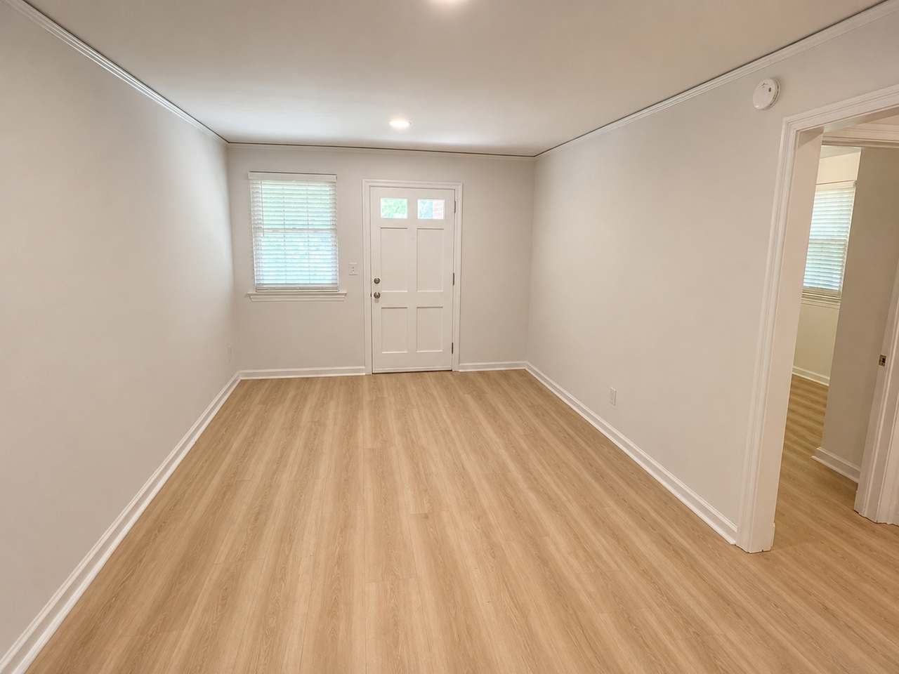 2906 Lincoln St - Photo 3 of 10