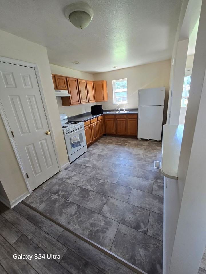 726 Connor St - Photo 3 of 9
