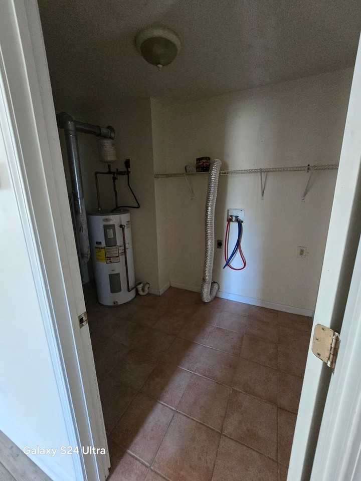 726 Connor St - Photo 4 of 9