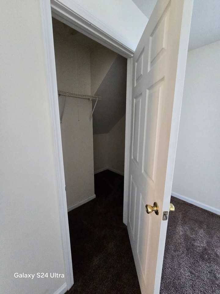 726 Connor St - Photo 7 of 9
