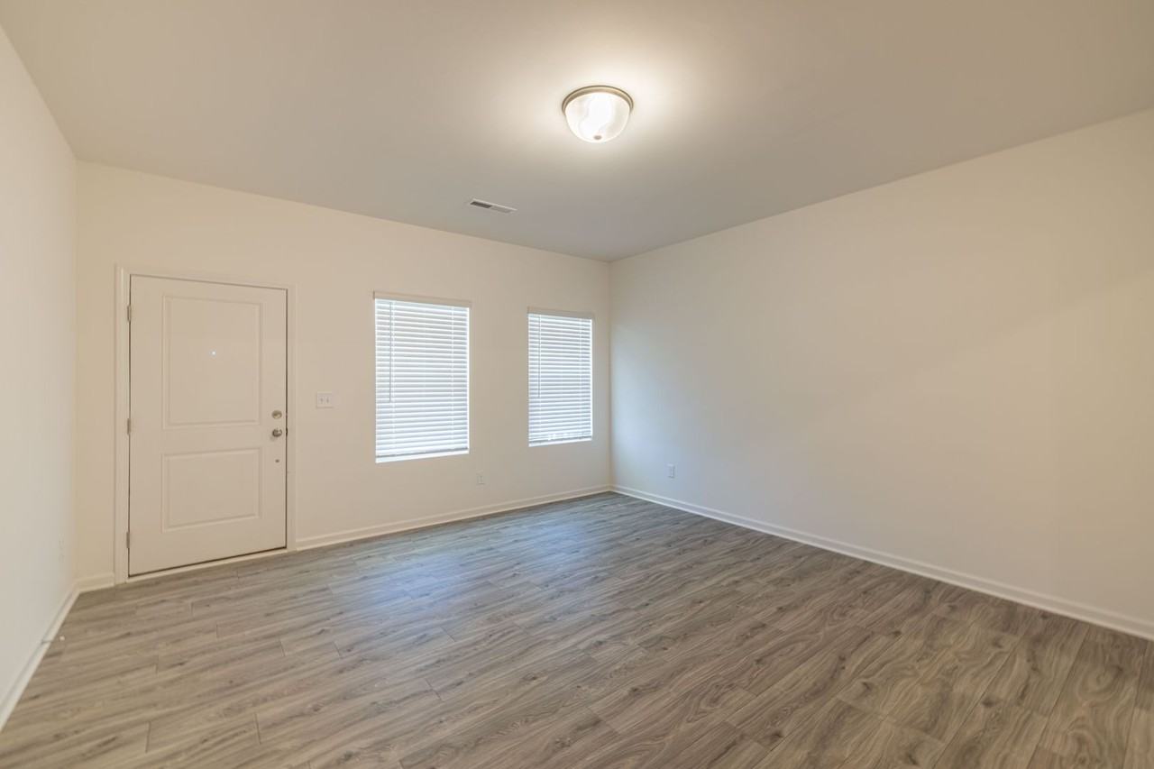 1365 Darlington Dr - Photo 2 of 18