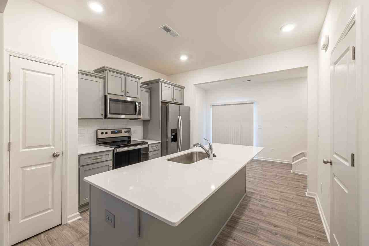 1365 Darlington Dr - Photo 4 of 18