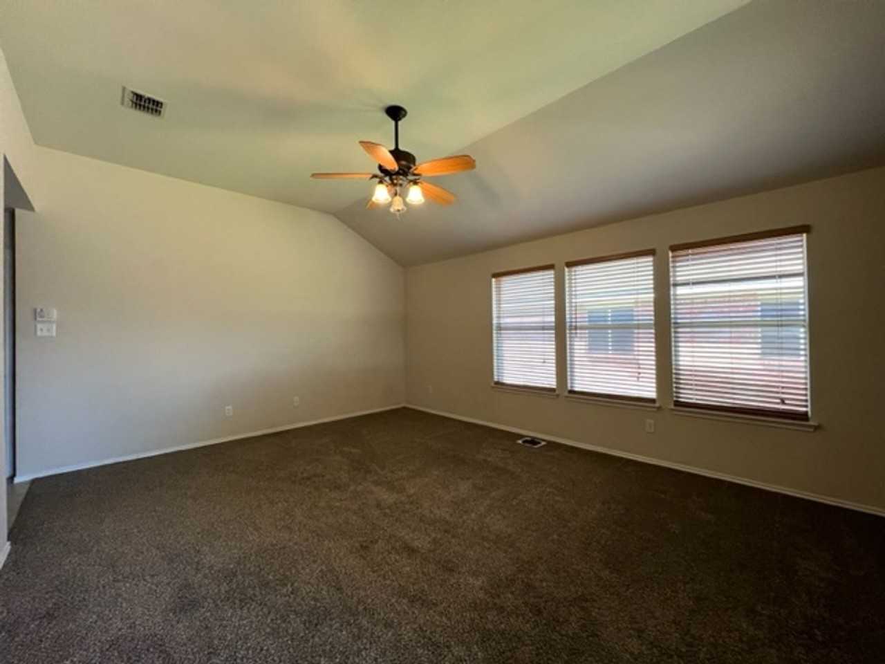 712 Linden Ave - Photo 2 of 10
