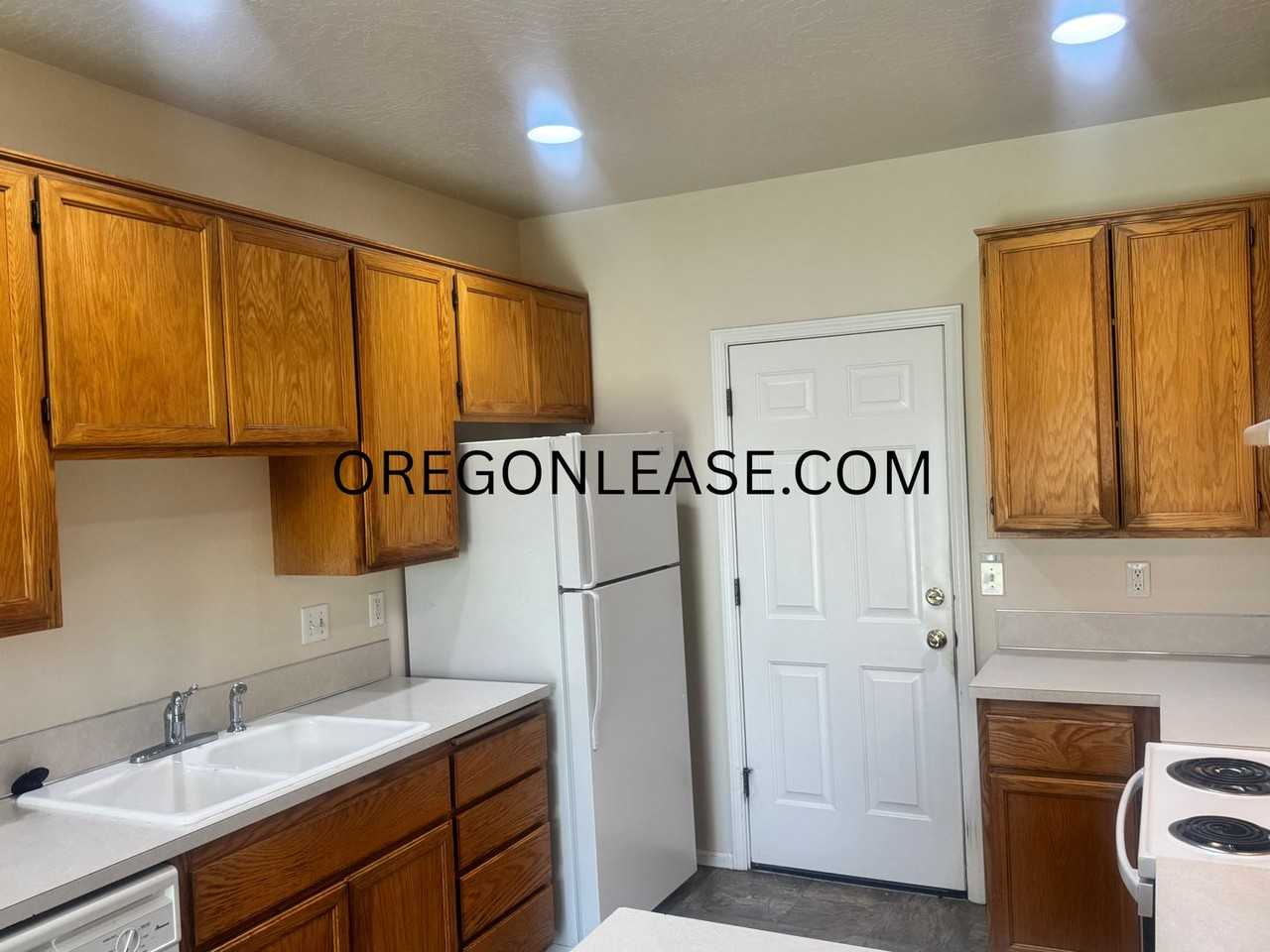 3390 Arrowhead St - Photo 4 of 14