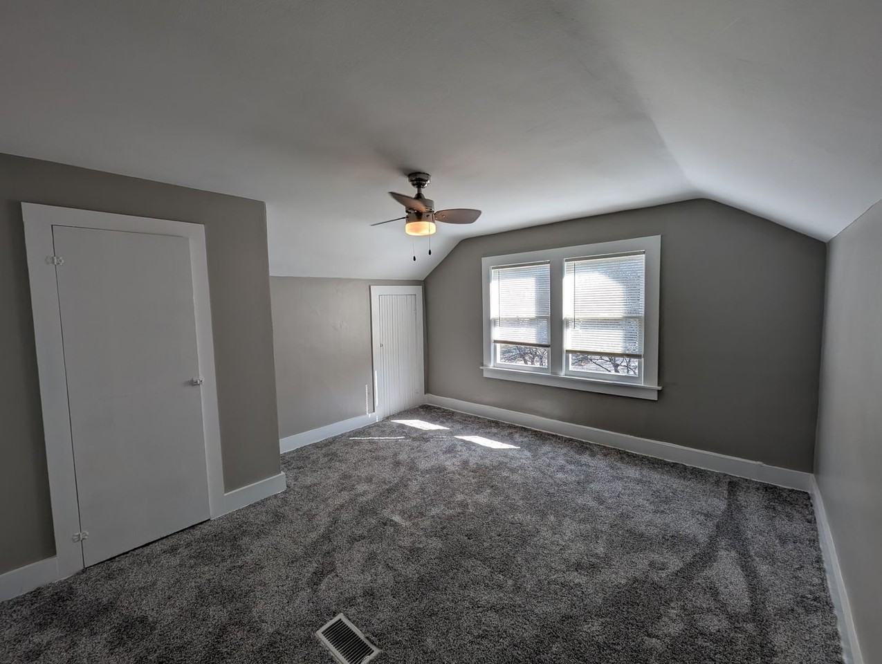 709 Pendleton Ave - Photo 2 of 34