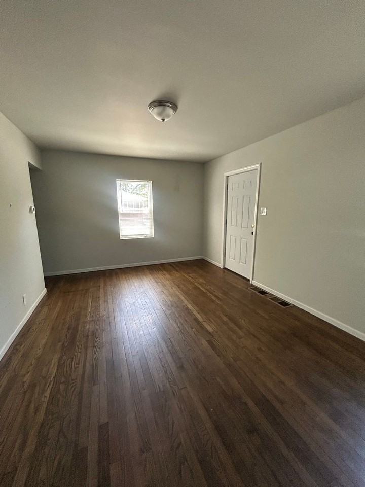 127 Marshall St - Photo 2 of 11