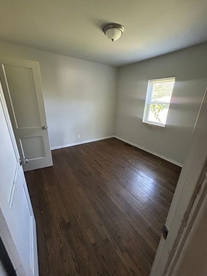127 Marshall St - Photo 3 of 11