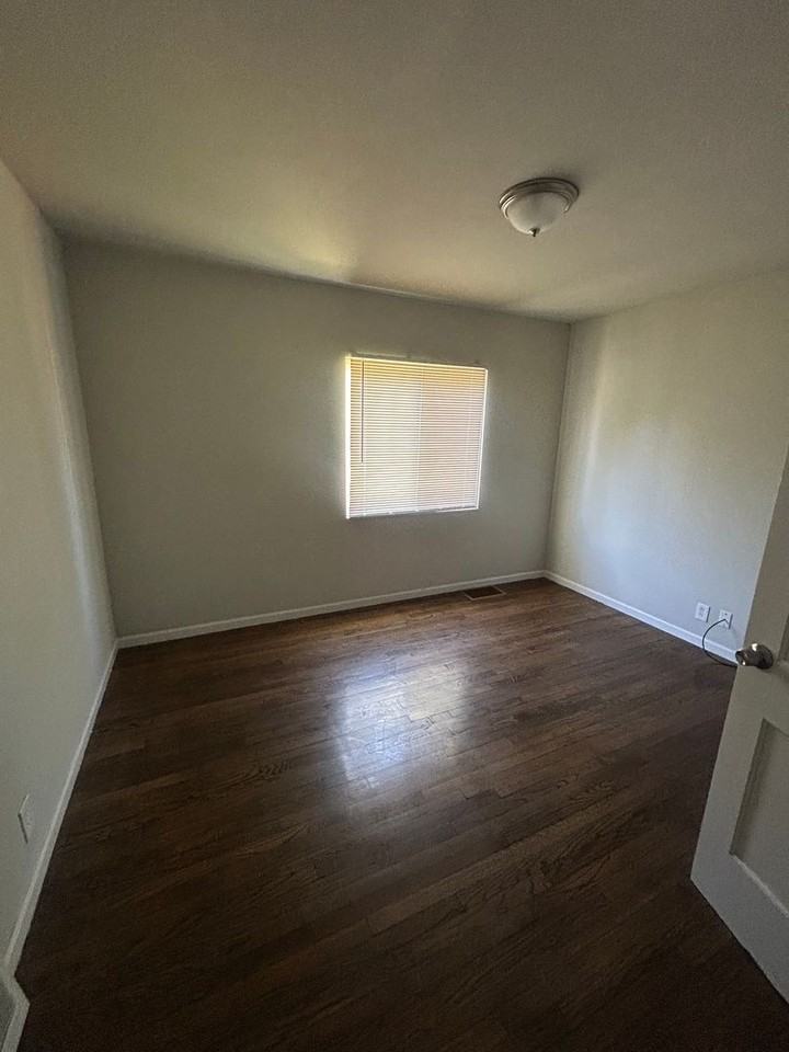 127 Marshall St - Photo 4 of 11