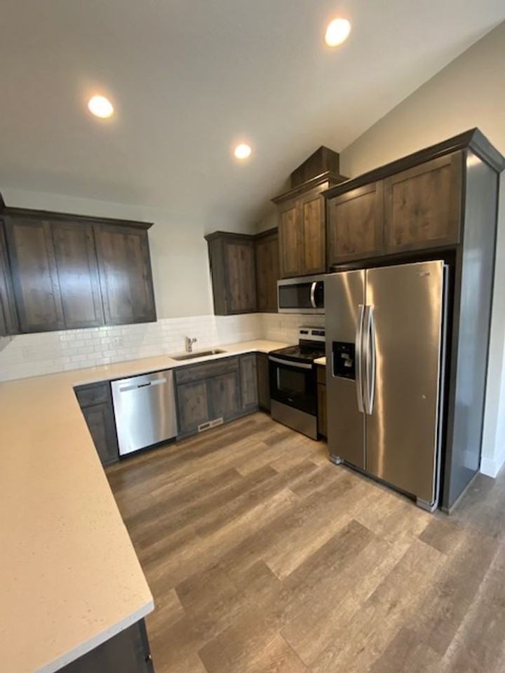 564 Ne Cherry St - Photo 2 of 13