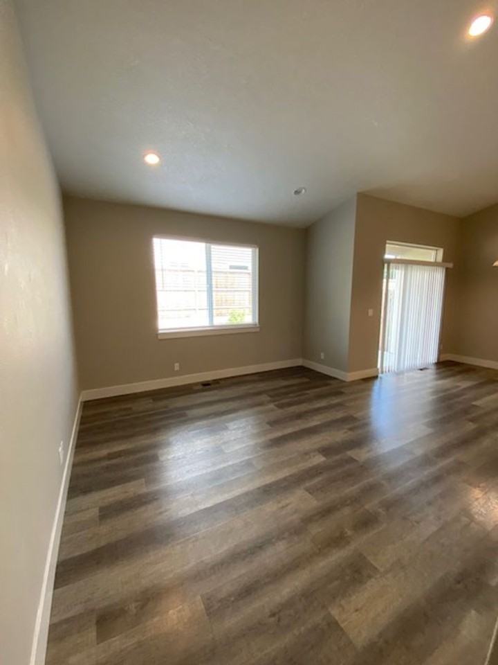 564 Ne Cherry St - Photo 3 of 13