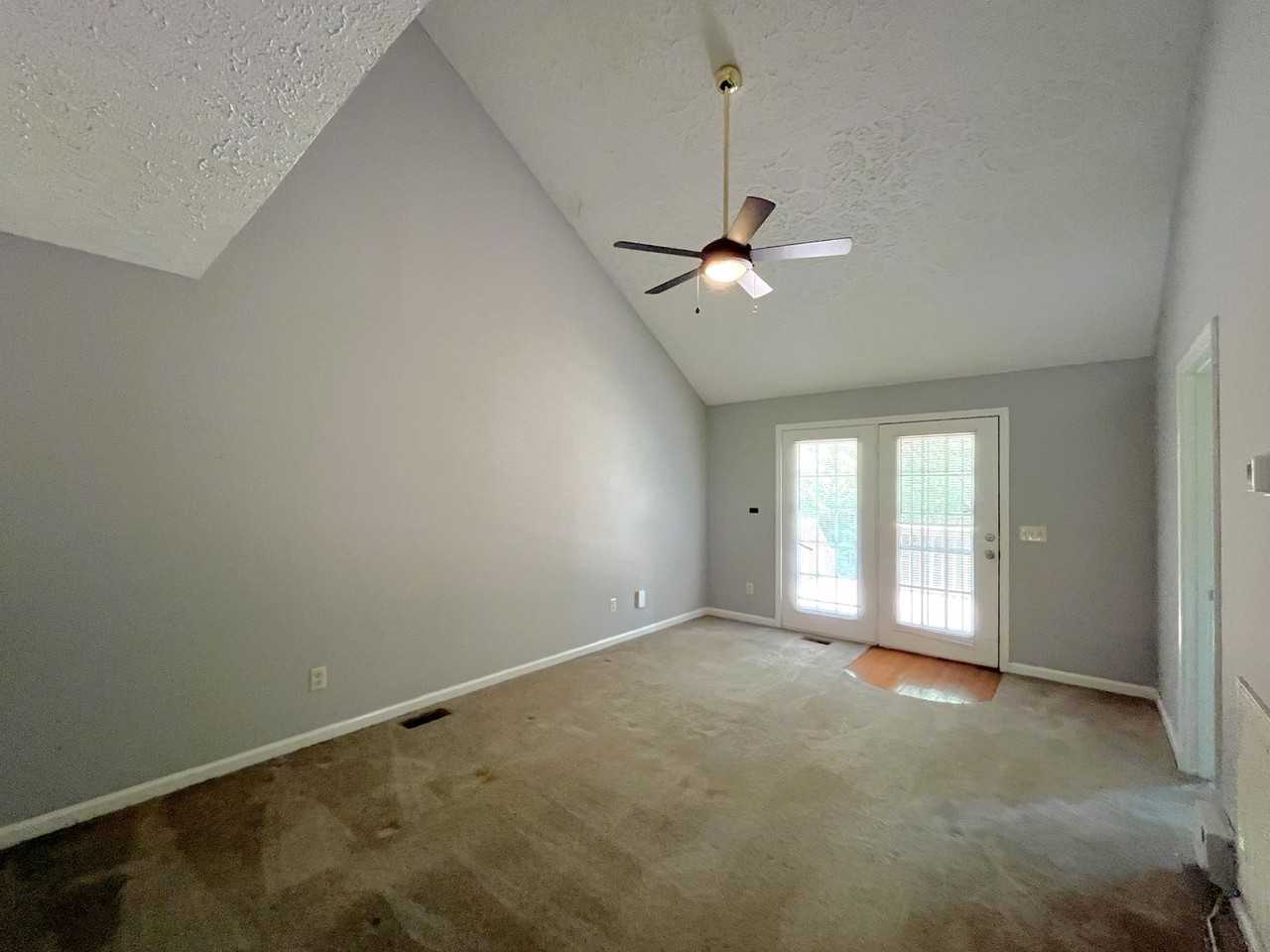 2808 Batavia St - Photo 2 of 13