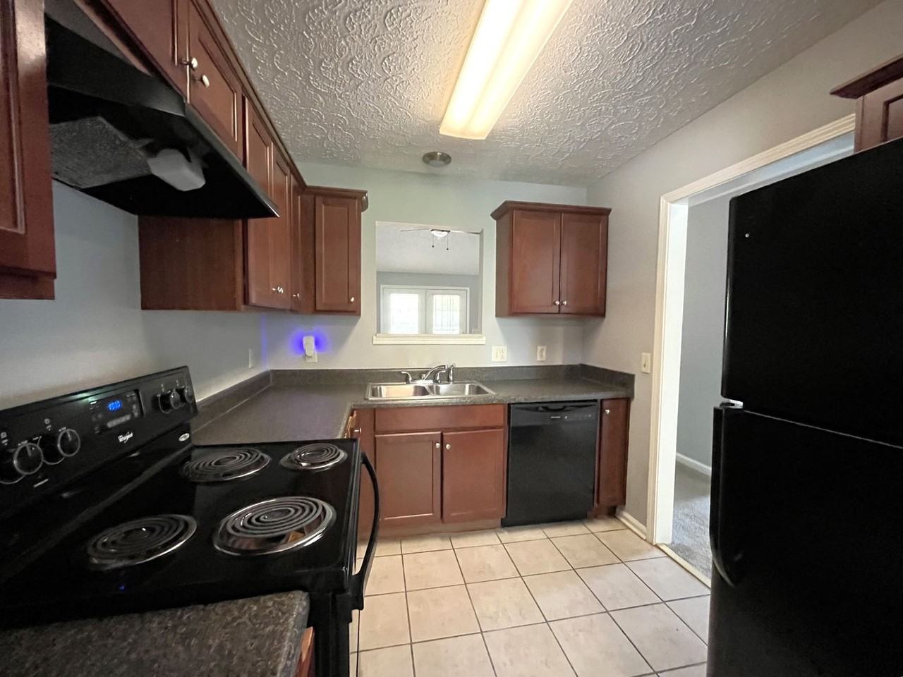 2808 Batavia St - Photo 4 of 13