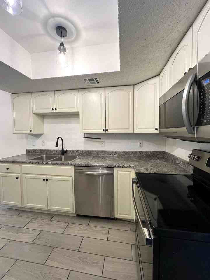 6718 Chelsea Wood - Photo 7 of 21