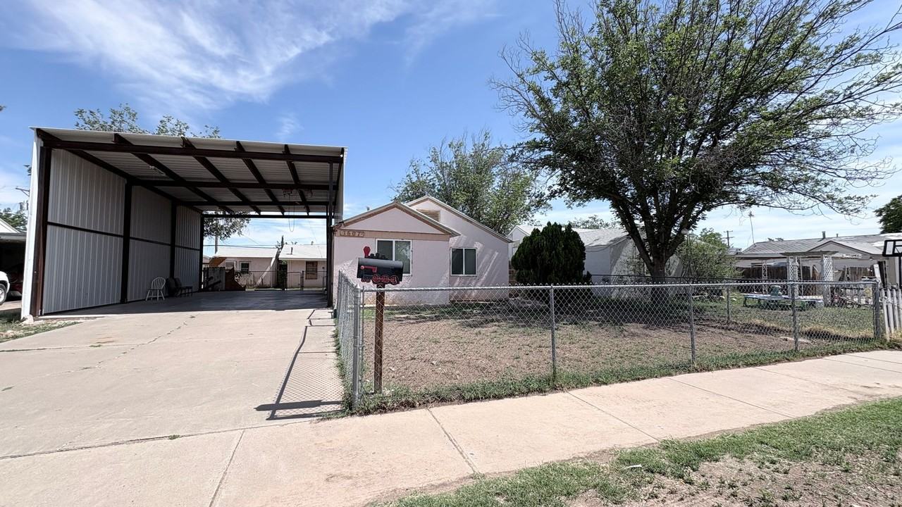 1607 W Walnut St - Photo 2 of 16