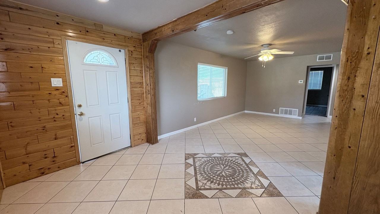 1607 W Walnut St - Photo 3 of 16