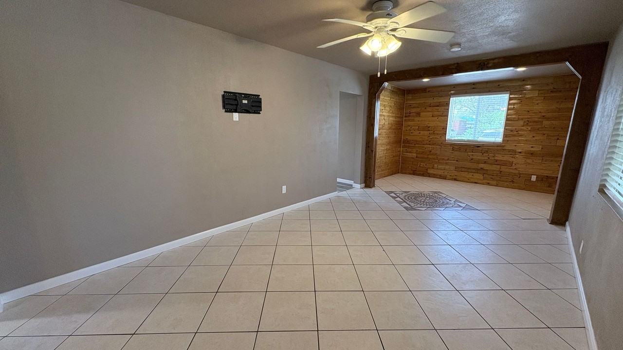 1607 W Walnut St - Photo 4 of 16