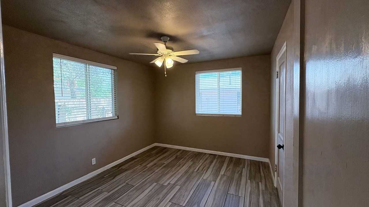 1607 W Walnut St - Photo 5 of 16