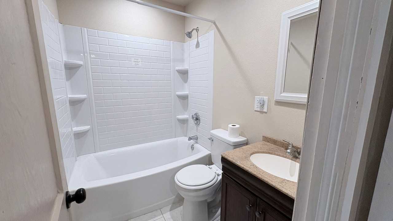 1607 W Walnut St - Photo 6 of 16