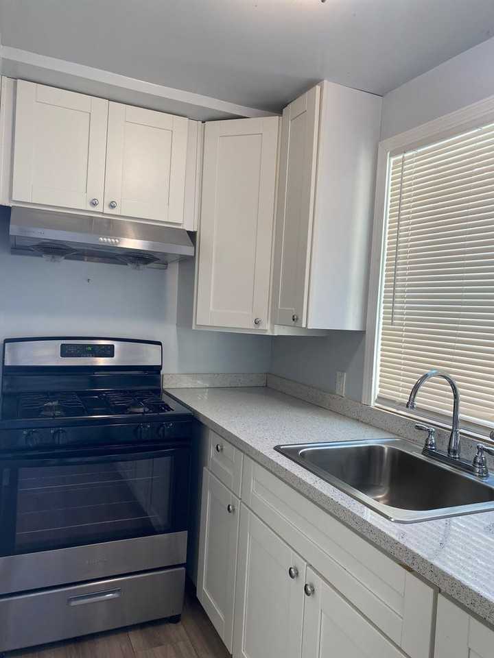 1427 Sherman St - Photo 6 of 22