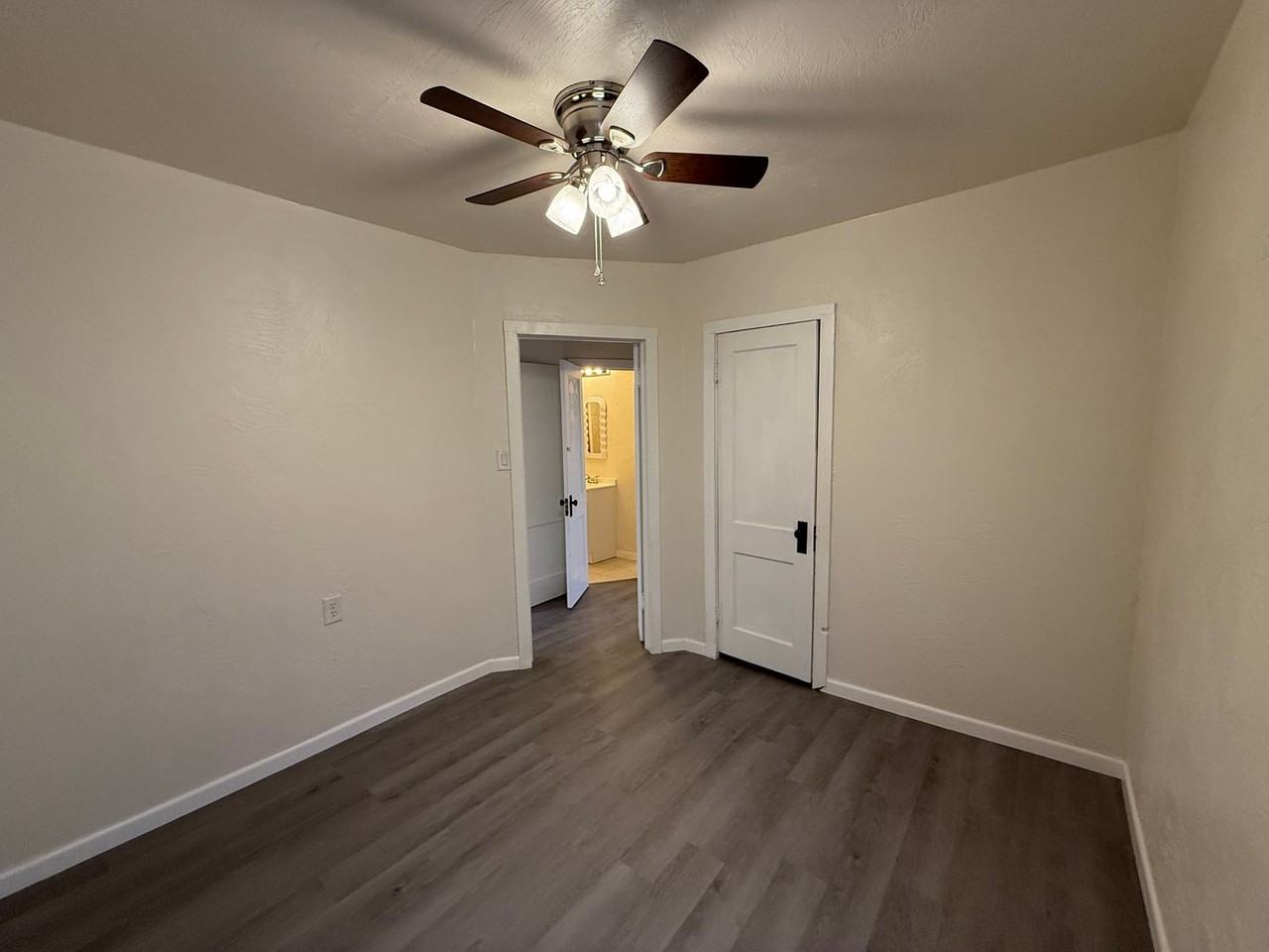 1702 E Brady Ave - Photo 4 of 9