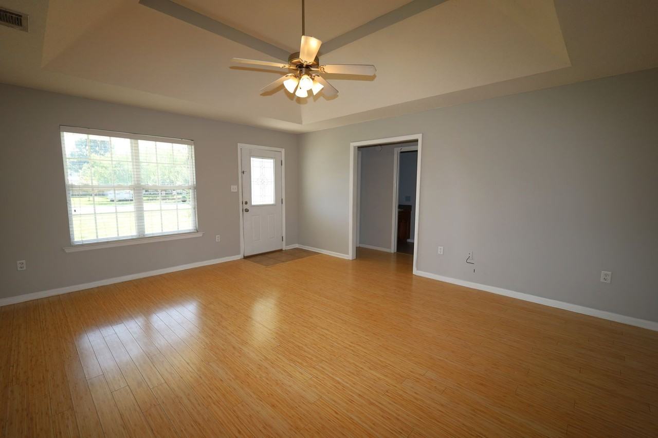 812 Madelyn St - Photo 2 of 10