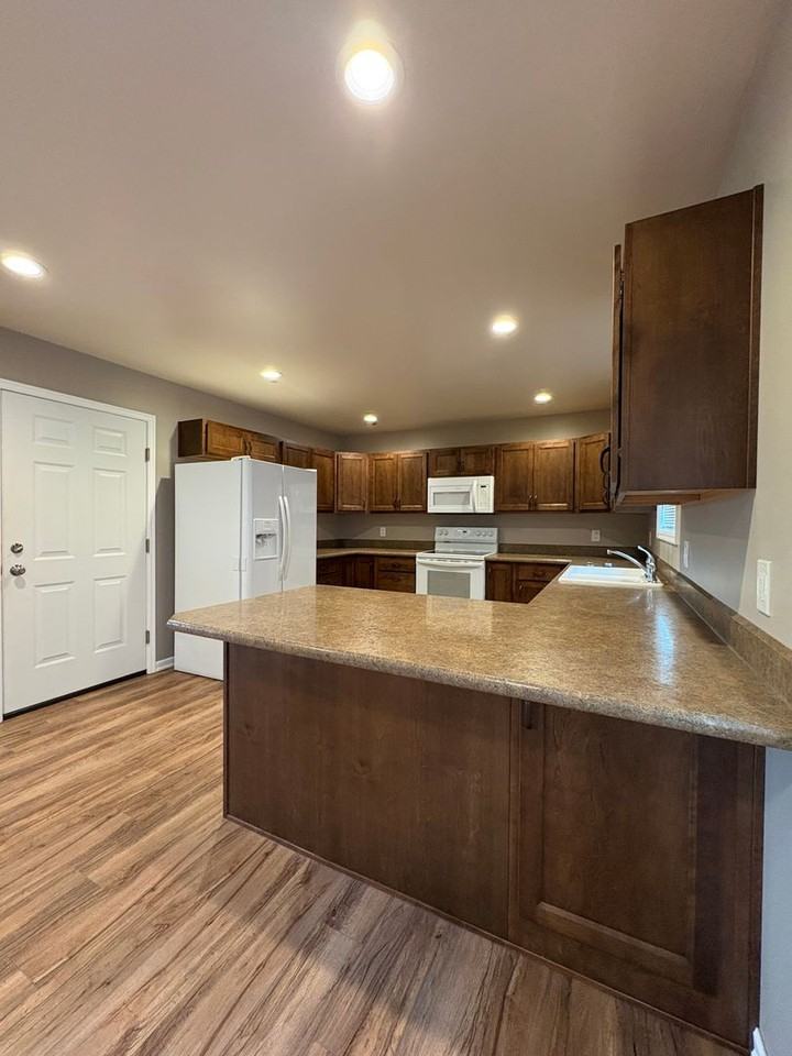 661 69th St W #B - Photo 4 of 14