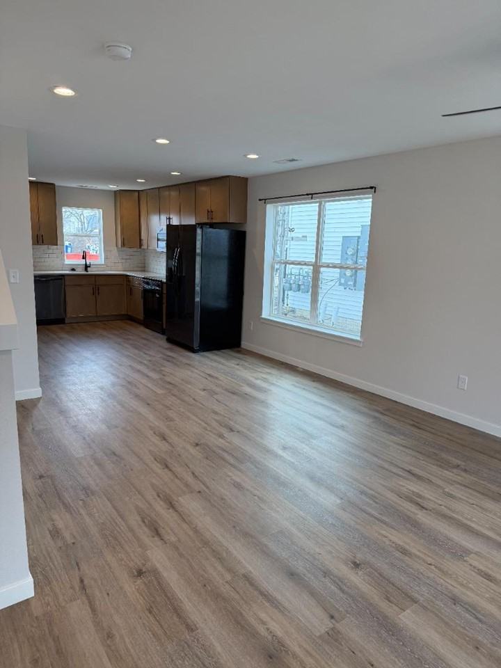 1117 Ellis Blvd - Photo 2 of 9