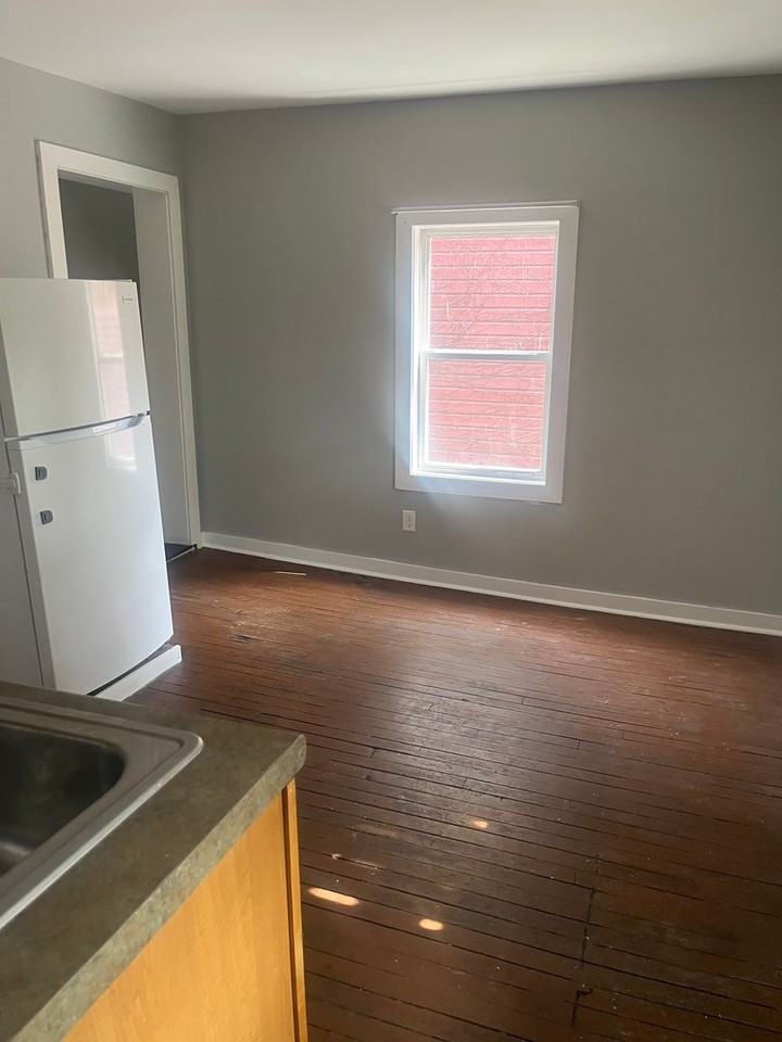 137 N Winooski Ave - Photo 3 of 10