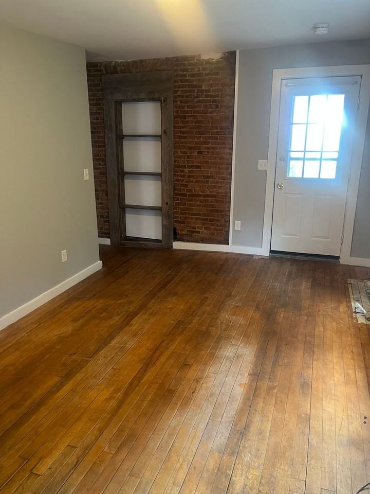137 N Winooski Ave - Photo 4 of 10