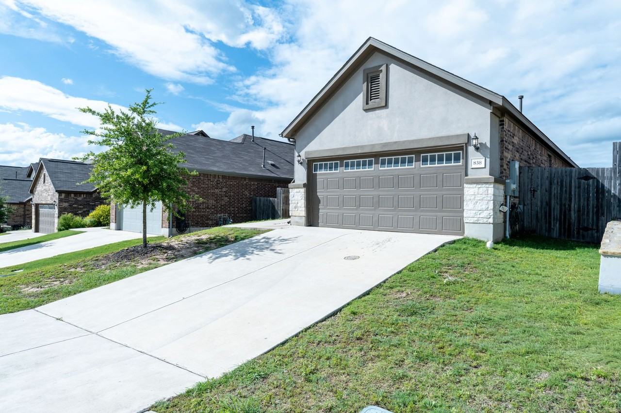 838 Pepperbark Loop - Photo 2 of 26