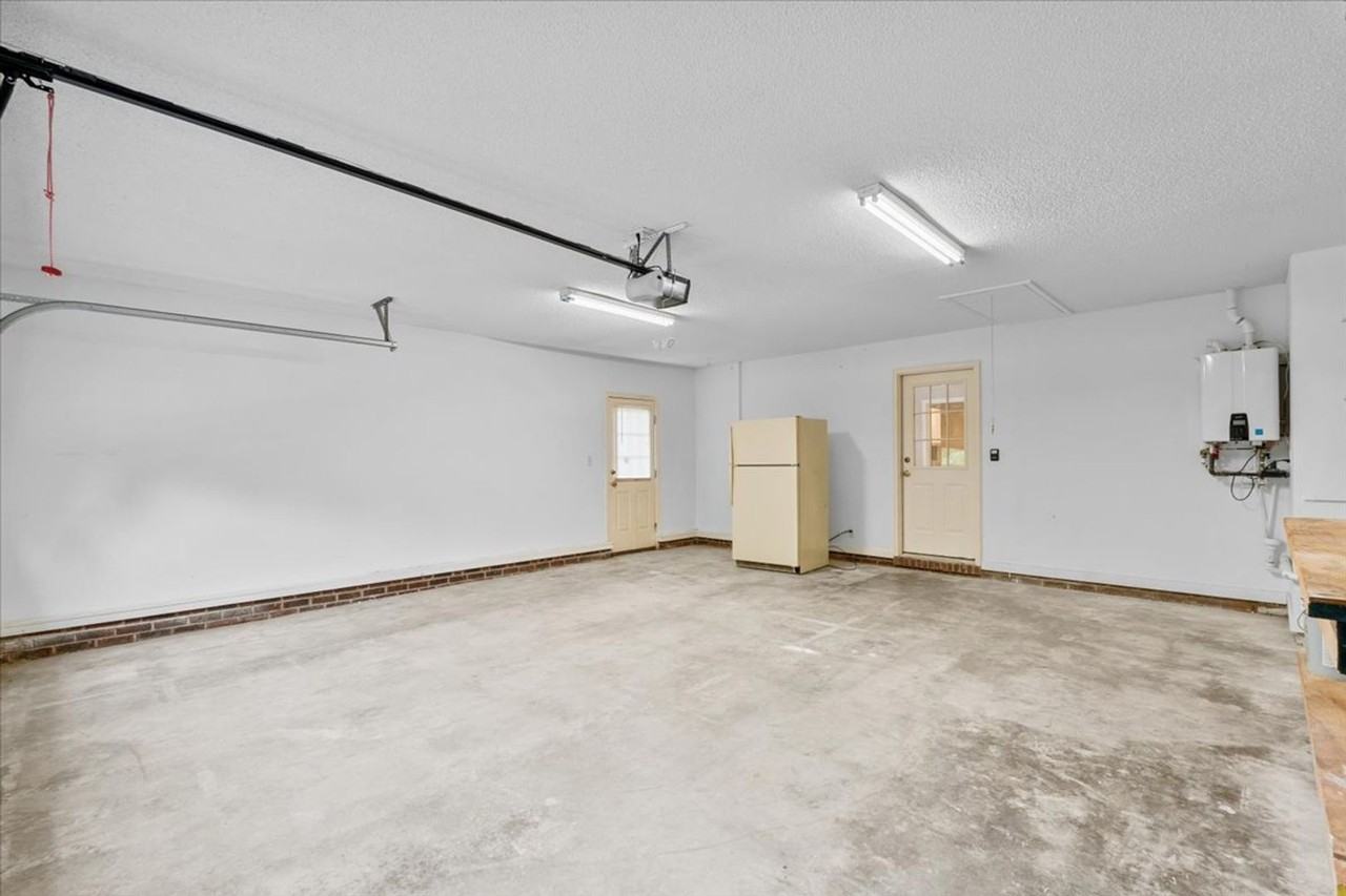 3011 Colony Dr - Photo 3 of 36